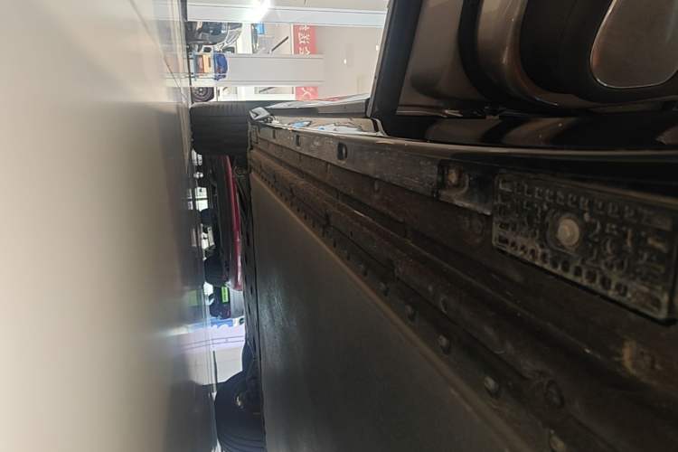 Used Xiaomi Auto YU7 2025 Ultra-Long Range All-Wheel Drive Pro Version Left Side Sill