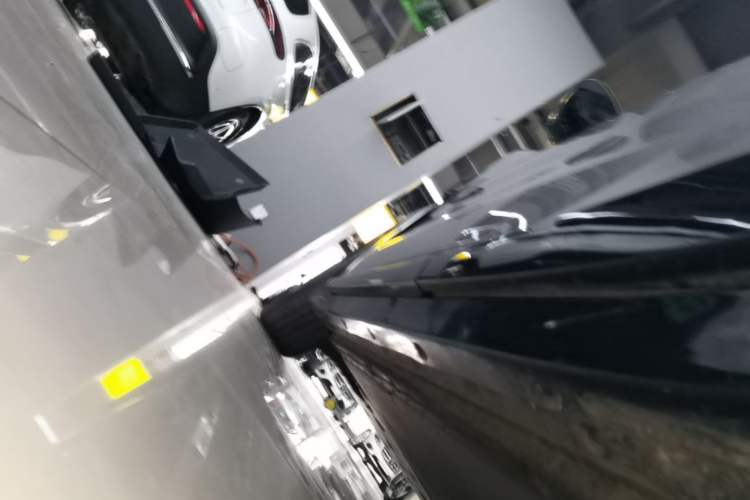 Used Xiaomi Auto YU7 2025 Ultra-Long Range Rear-Wheel Drive Version Left Side Sill