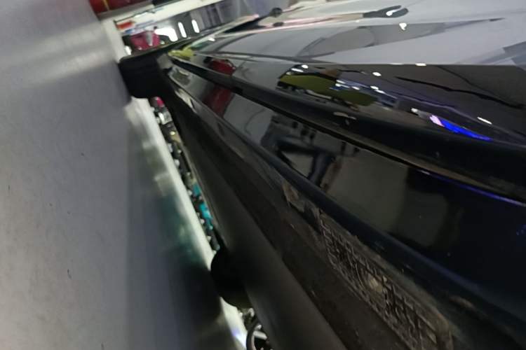 Used Xiaomi Auto YU7 2025 Ultra-Long Range High-Performance All-Wheel-Drive Max Edition Left Side Sill