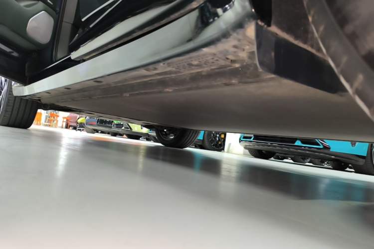 Used Xiaomi Auto YU7 2025 Ultra-Long Range High-Performance All-Wheel-Drive Max Edition Left Side Sill