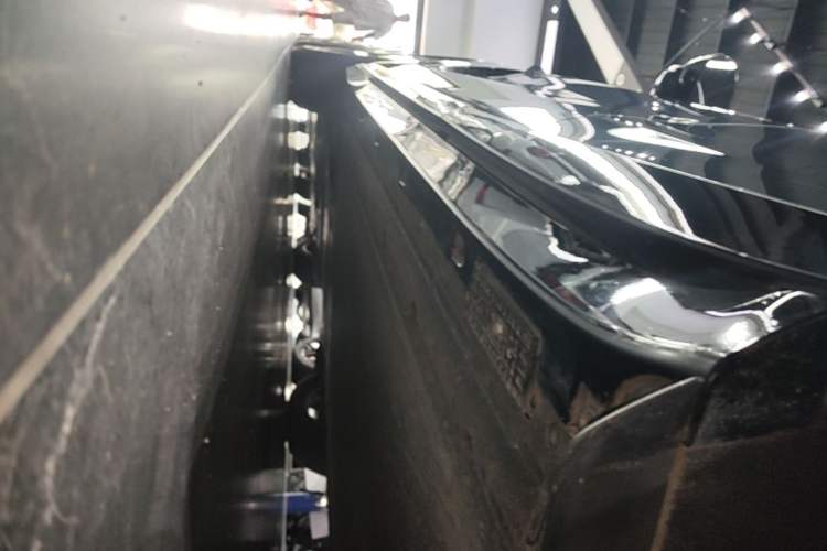 Used Xiaomi Auto YU7 2025 Ultra-Long Range High-Performance All-Wheel-Drive Max Edition Left Side Sill