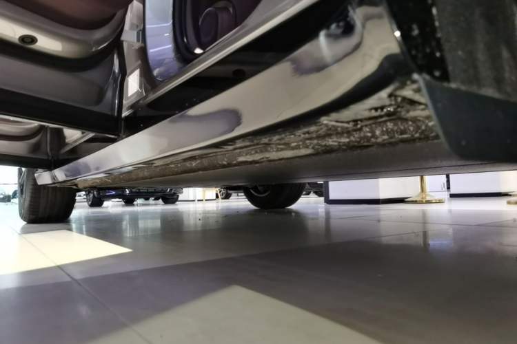 Used Xiaomi Auto YU7 2025 Ultra-Long Range Rear-Wheel Drive Version Left Side Sill