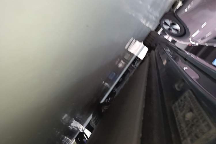 Used Xiaomi Auto YU7 2025 Ultra-Long Range High-Performance All-Wheel-Drive Max Edition Left Side Sill