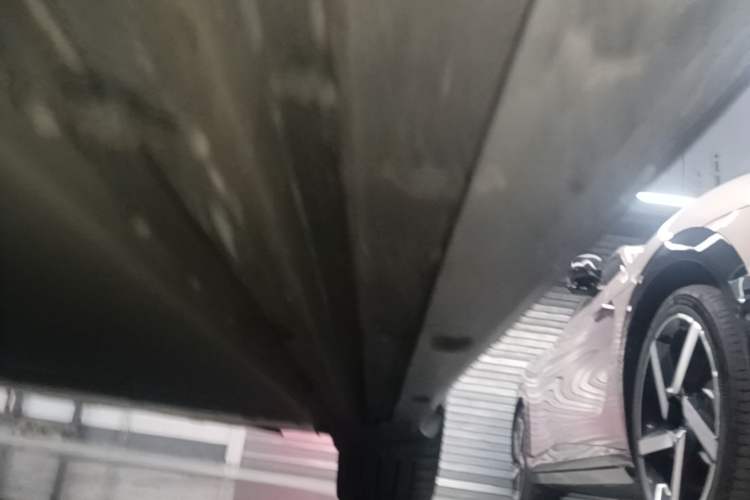 Used Xiaomi Auto YU7 2025 Ultra-Long Range High-Performance All-Wheel-Drive Max Edition Left Side Sill
