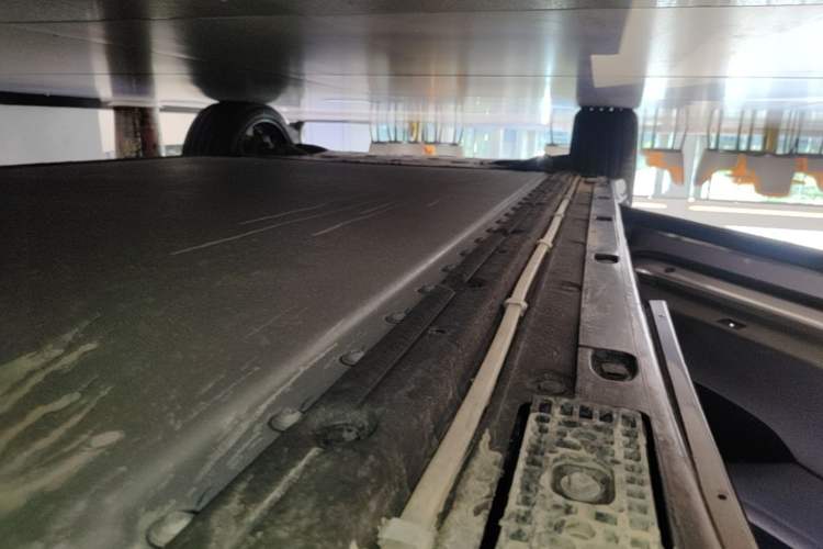 Used Xiaomi Auto YU7 2025 Ultra-Long Range High-Performance All-Wheel-Drive Max Edition Left Side Sill