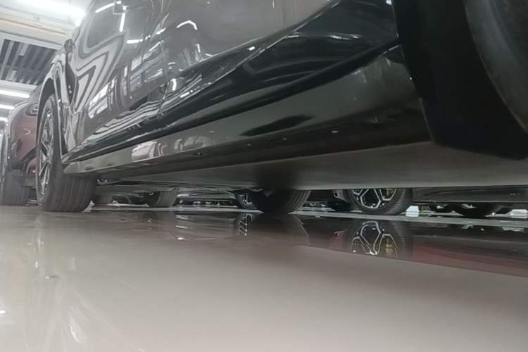 Used Xiaomi Auto YU7 2025 Ultra-Long Range Rear-Wheel Drive Version Left Side Sill