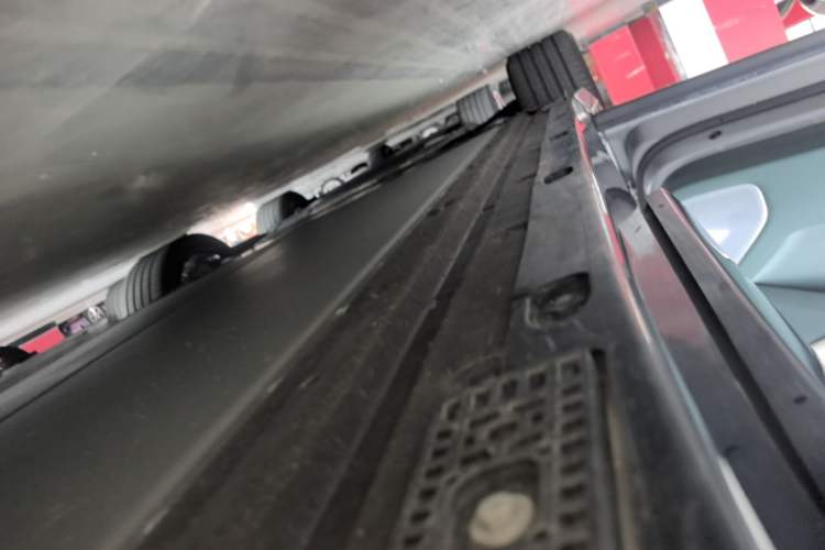 Used Xiaomi Auto YU7 2025 Ultra-Long Range All-Wheel Drive Pro Version Left Side Sill