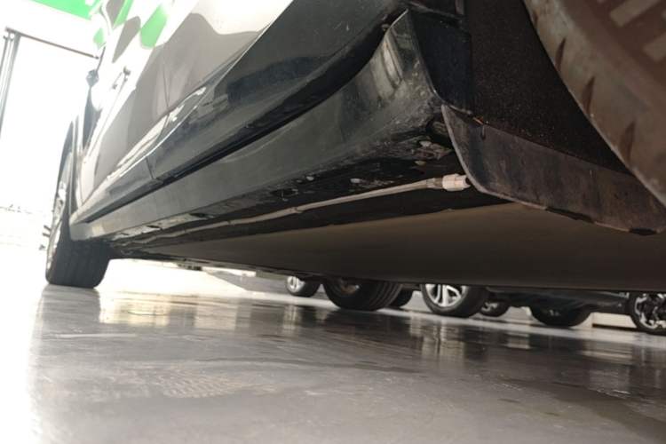 Used Xiaomi Auto YU7 2025 Ultra-Long Range High-Performance All-Wheel-Drive Max Edition Left Side Sill