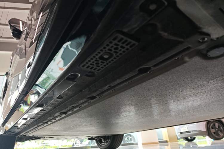 Used Xiaomi Auto YU7 2025 Ultra-Long Range High-Performance All-Wheel-Drive Max Edition Left Side Sill