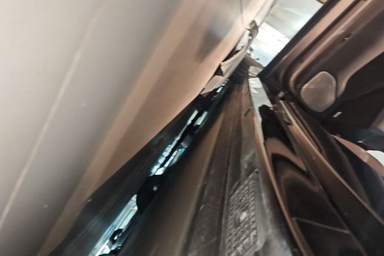 Used Xiaomi Auto YU7 2025 Ultra-Long Range High-Performance All-Wheel-Drive Max Edition Left Side Sill