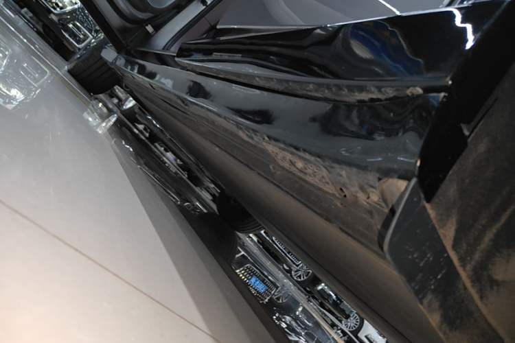 Used Xiaomi Auto YU7 2025 Ultra-Long Range Rear-Wheel Drive Version Left Side Sill
