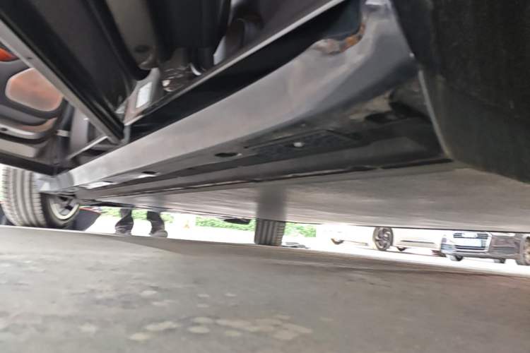 Used Xiaomi Auto YU7 2025 Ultra-Long Range High-Performance All-Wheel-Drive Max Edition Left Side Sill