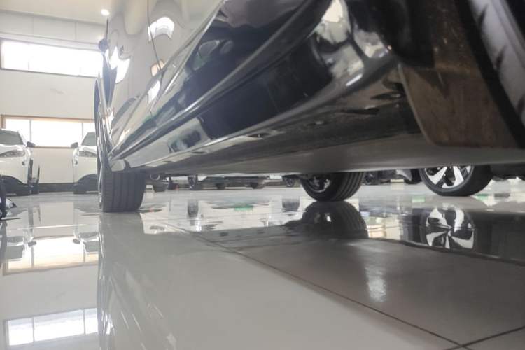 Used Xiaomi Auto YU7 2025 Ultra-Long Range High-Performance All-Wheel-Drive Max Edition Left Side Sill