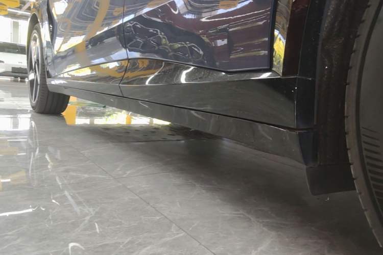 Used Xiaomi Auto YU7 2025 Ultra-Long Range High-Performance All-Wheel-Drive Max Edition Left Side Sill