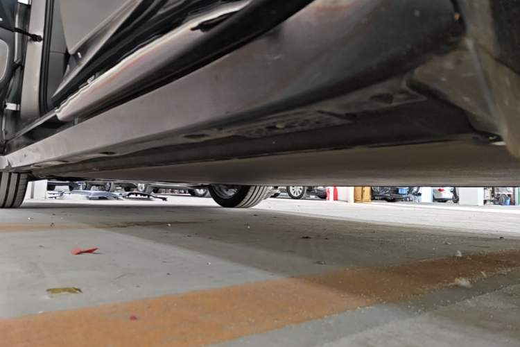 Used Xiaomi Auto YU7 2025 Ultra-Long Range High-Performance All-Wheel-Drive Max Edition Left Side Sill