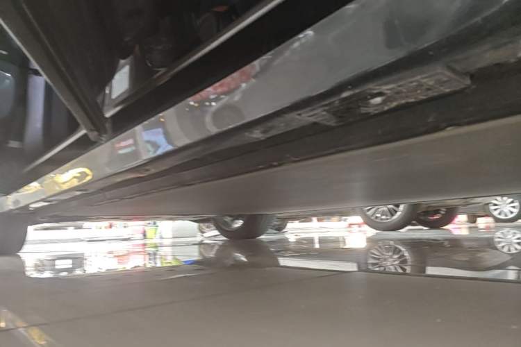 Used Xiaomi Auto YU7 2025 Ultra-Long Range High-Performance All-Wheel-Drive Max Edition Left Side Sill