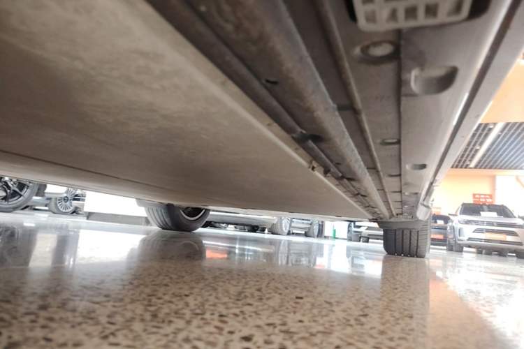 Used Xiaomi Auto YU7 2025 Ultra-Long Range Rear-Wheel Drive Version Left Side Sill