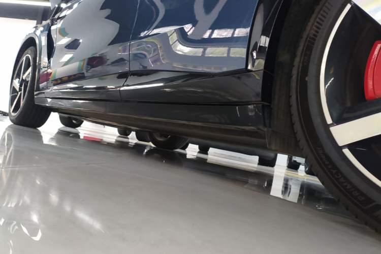 Used Xiaomi Auto YU7 2025 Ultra-Long Range High-Performance All-Wheel-Drive Max Edition Left Side Sill
