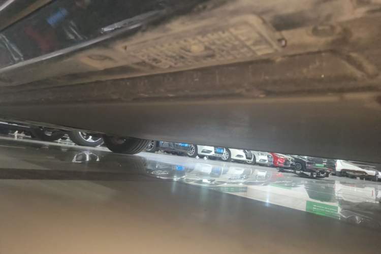 Used Xiaomi Auto YU7 2025 Ultra-Long Range High-Performance All-Wheel-Drive Max Edition Left Side Sill