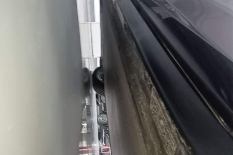 Used Xiaomi Auto YU7 2025 Ultra-Long Range High-Performance All-Wheel-Drive Max Edition Left Side Sill