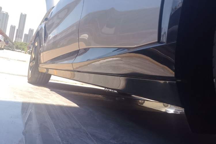 Used Xiaomi Auto YU7 2025 Ultra-Long Range High-Performance All-Wheel-Drive Max Edition Left Side Sill