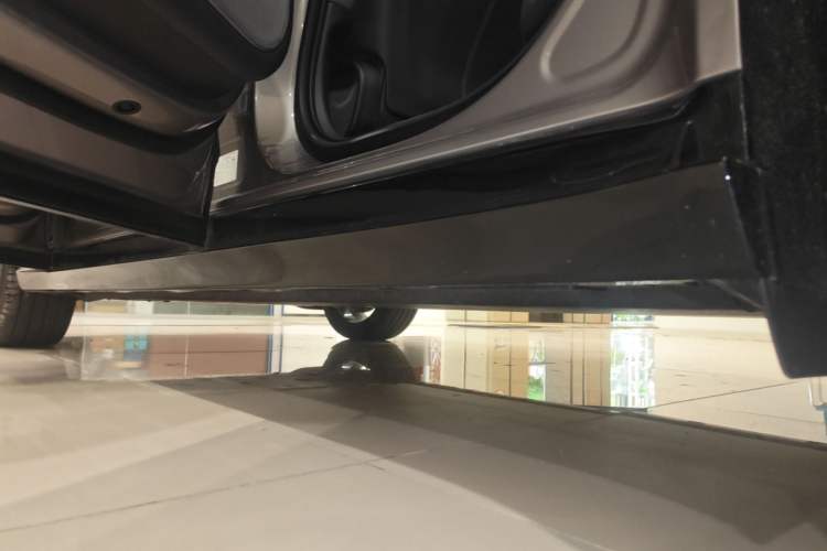 Used Xiaomi Auto YU7 2025 Ultra-Long Range Rear-Wheel Drive Version Left Side Sill