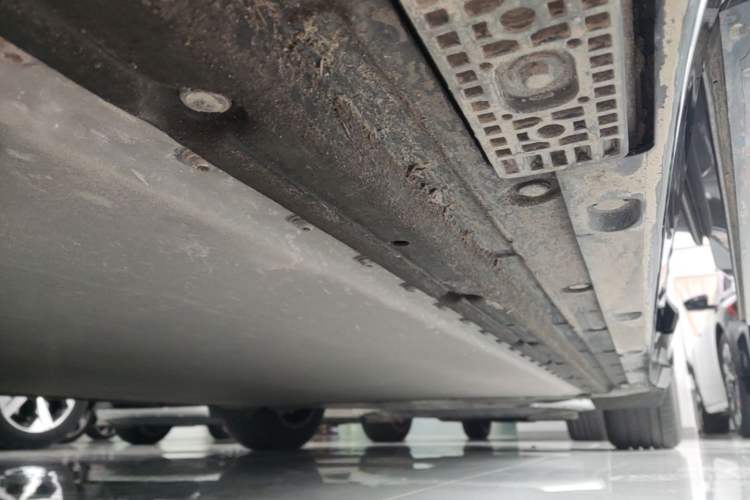 Used Xiaomi Auto YU7 2025 Ultra-Long Range High-Performance All-Wheel-Drive Max Edition Left Side Sill