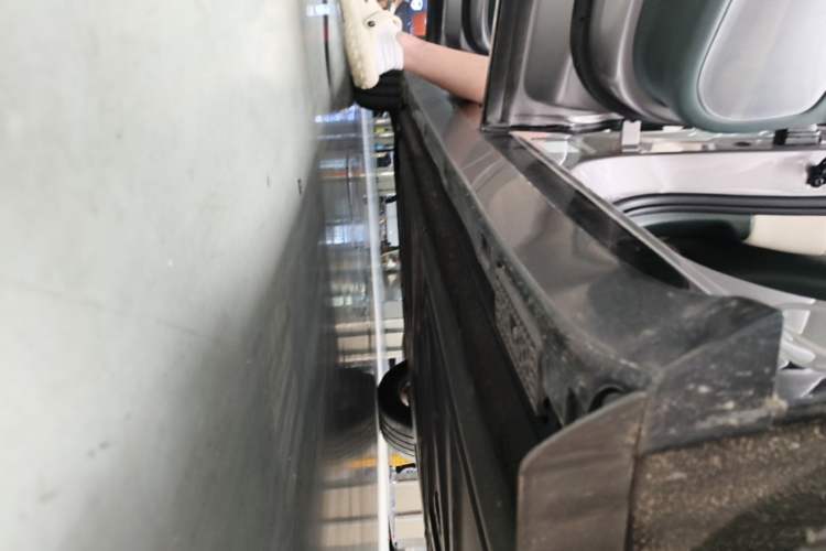 Used Xiaomi Auto YU7 2025 Ultra-Long Range All-Wheel Drive Pro Version Left Side Sill