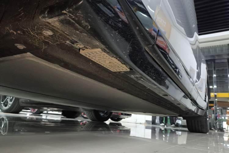Used Xiaomi Auto YU7 2025 Ultra-Long Range Rear-Wheel Drive Version Left Side Sill