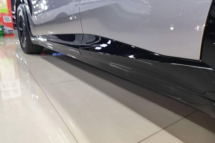 Used Xiaomi Auto YU7 2025 Ultra-Long Range All-Wheel Drive Pro Version Left Side Sill