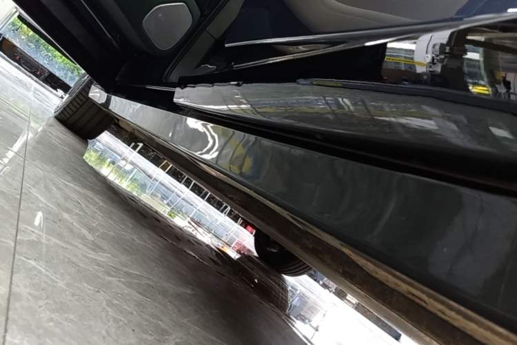 Used Xiaomi Auto YU7 2025 Ultra-Long Range High-Performance All-Wheel-Drive Max Edition Left Side Sill