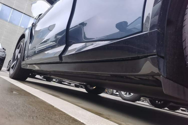 Used Xiaomi Auto YU7 2025 Ultra-Long Range High-Performance All-Wheel-Drive Max Edition Left Side Sill