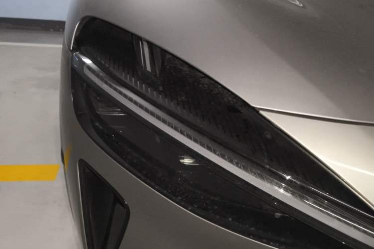 Used Xiaomi Auto YU7 2025 Ultra-Long Range High-Performance All-Wheel-Drive Max Edition Right Front Headlight