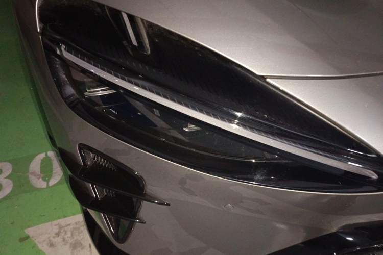 Used Xiaomi Auto YU7 2025 Ultra-Long Range All-Wheel Drive Pro Version Right Front Headlight