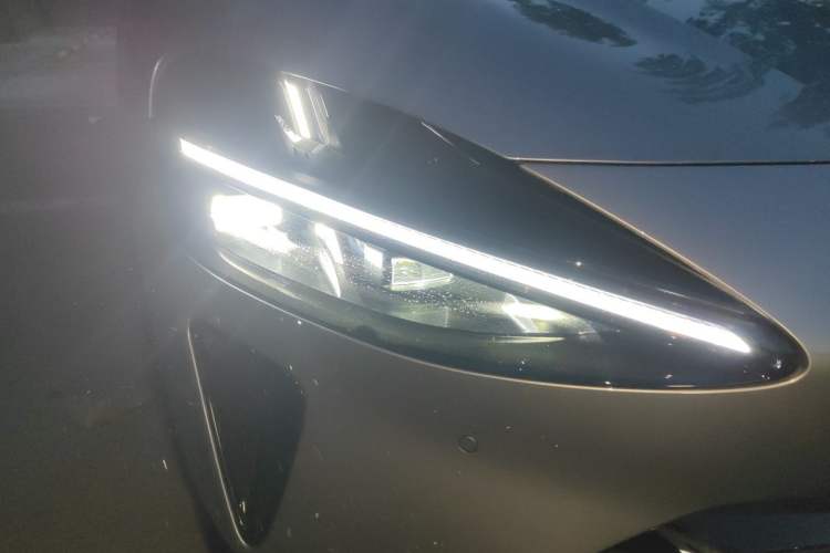 Used Xiaomi Auto YU7 2025 Ultra-Long Range Rear-Wheel Drive Version Right Front Headlight