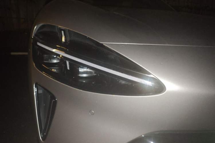 Used Xiaomi Auto YU7 2025 Ultra-Long Range Rear-Wheel Drive Version Right Front Headlight
