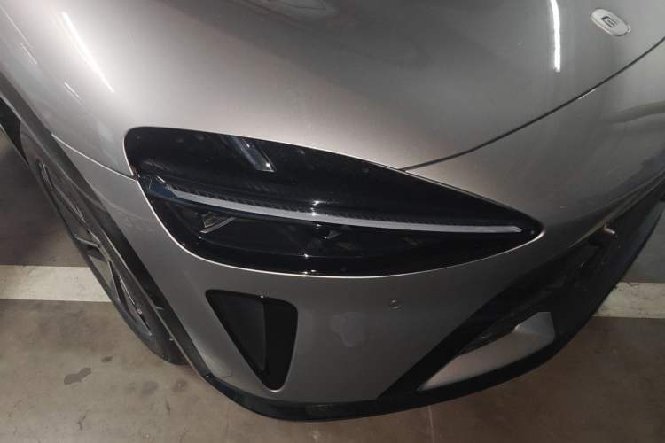 Used Xiaomi Auto YU7 2025 Ultra-Long Range Rear-Wheel Drive Version Right Front Headlight