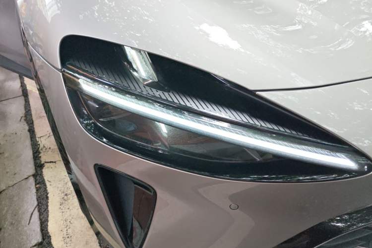 Used Xiaomi Auto YU7 2025 Ultra-Long Range High-Performance All-Wheel-Drive Max Edition Right Front Headlight