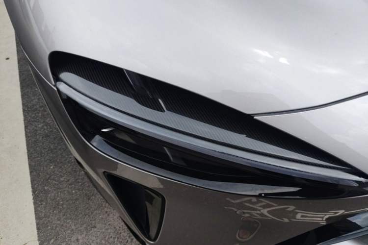 Used Xiaomi Auto YU7 2025 Ultra-Long Range High-Performance All-Wheel-Drive Max Edition Right Front Headlight