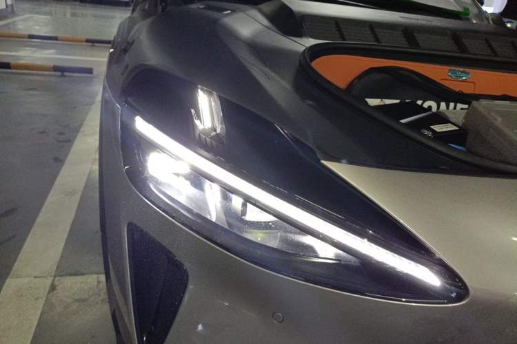 Used Xiaomi Auto YU7 2025 Ultra-Long Range High-Performance All-Wheel-Drive Max Edition Right Front Headlight