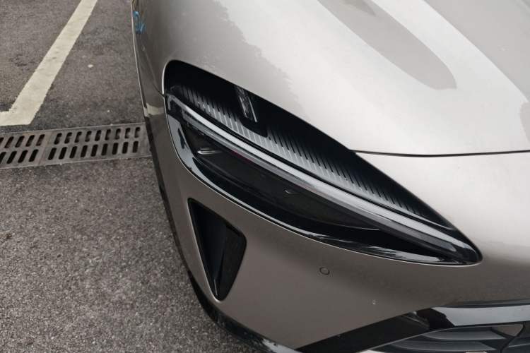Used Xiaomi Auto YU7 2025 Ultra-Long Range Rear-Wheel Drive Version Right Front Headlight