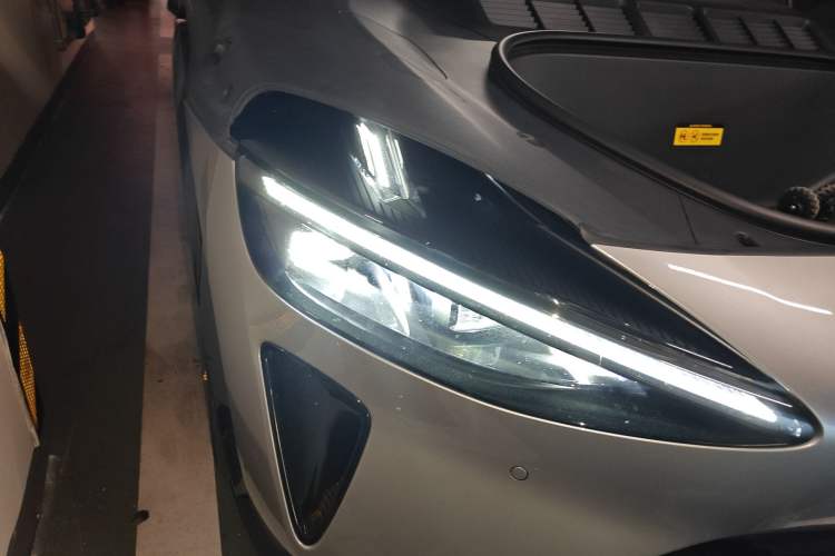 Used Xiaomi Auto YU7 2025 Ultra-Long Range High-Performance All-Wheel-Drive Max Edition Right Front Headlight