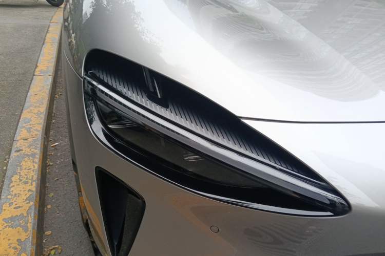 Used Xiaomi Auto YU7 2025 Ultra-Long Range Rear-Wheel Drive Version Right Front Headlight