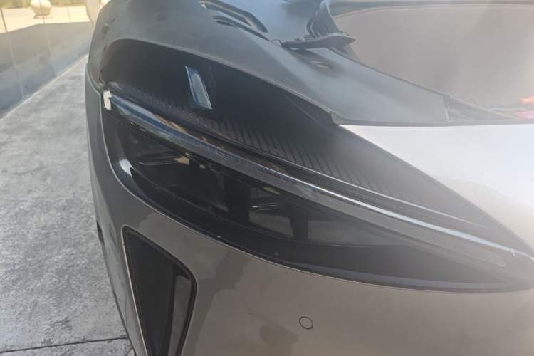 Used Xiaomi Auto YU7 2025 Ultra-Long Range Rear-Wheel Drive Version Right Front Headlight