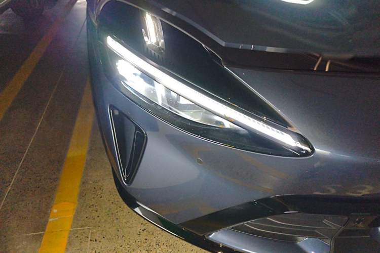 Used Xiaomi Auto YU7 2025 Ultra-Long Range Rear-Wheel Drive Version Right Front Headlight
