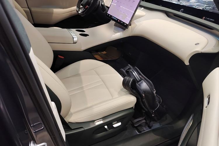 Used Xiaomi Auto YU7 2025 Ultra-Long Range High-Performance All-Wheel-Drive Max Edition Right Front Seat