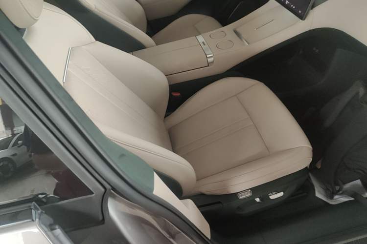 Used Xiaomi Auto YU7 2025 Ultra-Long Range High-Performance All-Wheel-Drive Max Edition Right Front Seat