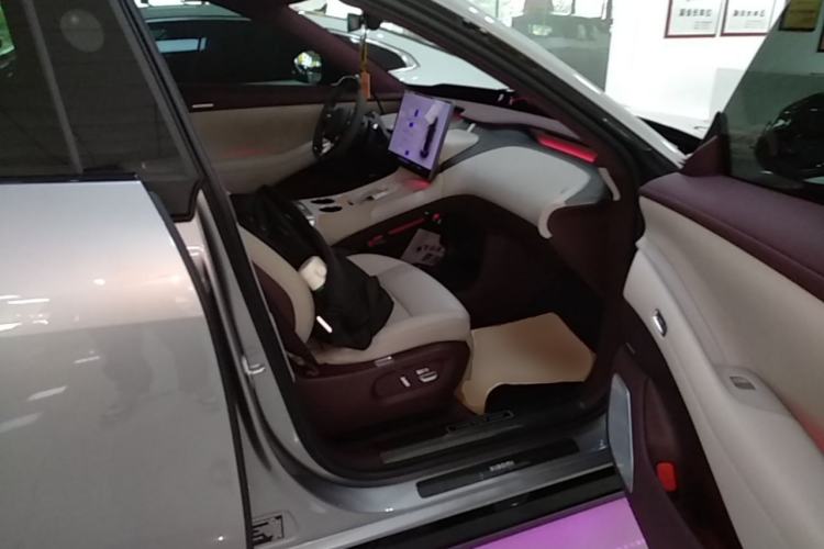 Used Xiaomi Auto YU7 2025 Ultra-Long Range High-Performance All-Wheel-Drive Max Edition Right Front Seat
