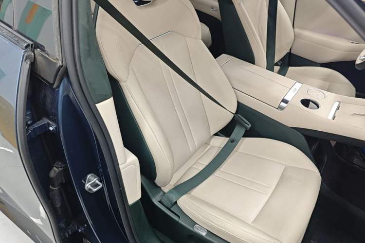 Used Xiaomi Auto YU7 2025 Ultra-Long Range High-Performance All-Wheel-Drive Max Edition Right Front Seat