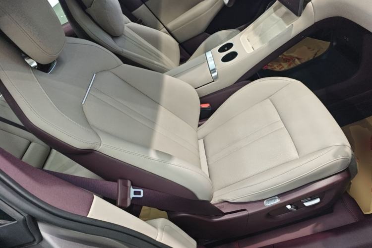 Used Xiaomi Auto YU7 2025 Ultra-Long Range Rear-Wheel Drive Version Right Front Seat